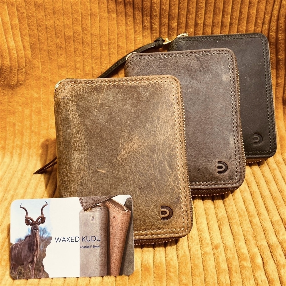 【ワイルドな質感で、自分だけの財布を！】KUDU LEATHER　コンパクトハーフ財布